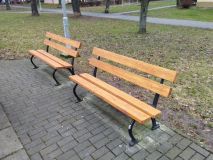 Nejen nový zelený park, v Polabinách před sezónou opravili i lavičky