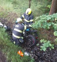 Ve Velinách na Holicku se zranil motocyklista, když skončil se svým strojem v příkopu