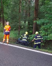 Ve Velinách na Holicku se zranil motocyklista, když skončil se svým strojem v příkopu