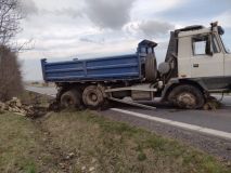 Nákladnímu autu naloženému kamením praskla pneumatika, skončilo převrácené v příkopu