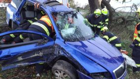 U Předhradí se čelně srazila dvě auta, došlo ke zranění osob, jednu hasiči vyprošťovali. Vážně zraněného řidiče transportoval do nemocice vrtluník