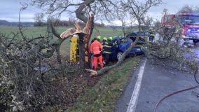 U Předhradí se čelně srazila dvě auta, došlo ke zranění osob, jednu hasiči vyprošťovali. Vážně zraněného řidiče transportoval do nemocice vrtluník