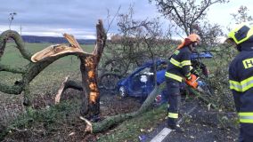 U Předhradí se čelně srazila dvě auta, došlo ke zranění osob, jednu hasiči vyprošťovali. Vážně zraněného řidiče transportoval do nemocice vrtluník