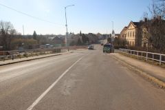 Muž havaroval na elektrokoloběžce, skončil v nemocnici. Policie nyní hledá svědky této nehody