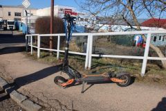 Muž havaroval na elektrokoloběžce, skončil v nemocnici. Policie nyní hledá svědky této nehody