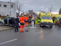 Páteční zásahy hasičů: Dvě nehody se zraněními, požár auta a kolize řidiče, jemuž se udělalo za volantem nevolno