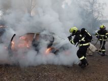 Páteční zásahy hasičů: Dvě nehody se zraněními, požár auta a kolize řidiče, jemuž se udělalo za volantem nevolno