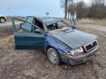 Páteční zásahy hasičů: Dvě nehody se zraněními, požár auta a kolize řidiče, jemuž se udělalo za volantem nevolno