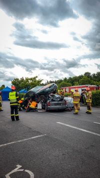 Dobrovolní hasiči si dali dostaveníčko před nákupním centrem, aby porovnali své dovednosti ve vyprošťování u dopravních nehod