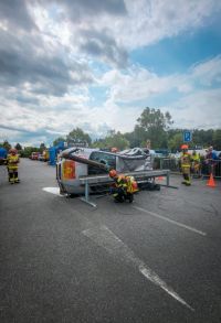 Dobrovolní hasiči si dali dostaveníčko před nákupním centrem, aby porovnali své dovednosti ve vyprošťování u dopravních nehod