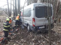 Obrazem: Řidič s dodávku vystřelil ze silnice až do lesíka a skončil zaklíněn v sromě. Hasiči ho museli z auta vyprošťovat