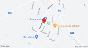 Ve sloupu skončilo auto v Žamberku, dbejte tam zvýšené opatrnosti