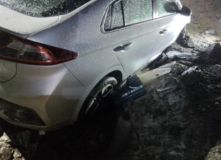 Další nehoda se zraněním u Dašic. Elektromobil skončil po nehodě v bahně