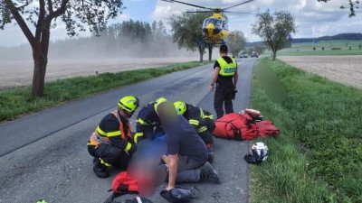 Pro motorkáře letěl vrtulník záchranné služby