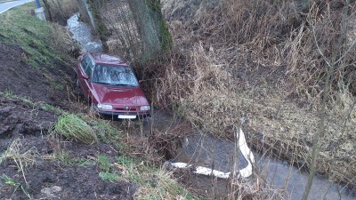 Dvě nehody na Pardubicku: Jedno auto je v potoce, druhé narazilo do stromu