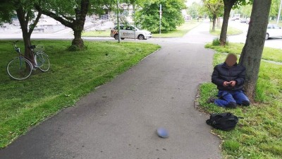 Zraněný muž ležel na zemi, odvezla ho záchranná služba