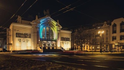 Budova divadla se zahalí do modré a žluté a lidé uctí památku padlých a vyjádří solidaritu s ukrajinským národem