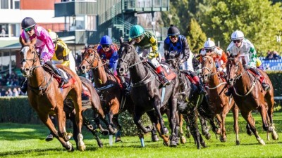 Po zimn&iacute; pauze už se můžeme tě&scaron;it na dostihovou sez&oacute;nu 2026. Prodej vstupenek zač&iacute;n&aacute; 1. března