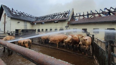 AKTUÁLNĚ: Od soboty hoří statek v Kunvaldu, na místě zůstávají hasiči i dnes