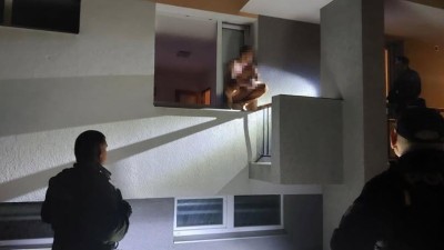 Muž ru&scaron;il nočn&iacute; klid v&nbsp;bytov&eacute;m domě, pak hrozil, že skoč&iacute; z&nbsp;okna dva metry nad zem&iacute;