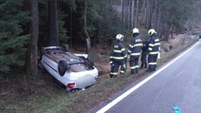 Řidič skončil se svým vozem na střeše mezi stromy