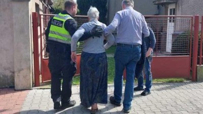 Seniorka venku upadla a nemohla se zvednout