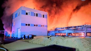 Velký požár v Pardubicích. Ze skladovací haly se oheň rozšířil i na administrativní budovu