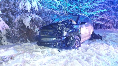 Dvě auta se střetla u Krouny, provoz se zastavil. Jedna osoba skončila v nemocnici