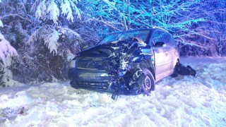 Dvě auta se střetla u Krouny, provoz se zastavil. Jedna osoba skončila v nemocnici