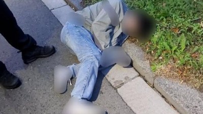 Nebezpečná poloha pro spaní: Muž ulehl s hlavou na obrubníku a nohama do silnice