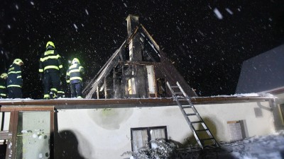 Žena si chtěla večer zatopit, vzplála celá střecha chaty