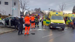 Páteční zásahy hasičů: Dvě nehody se zraněními, požár auta a kolize řidiče, jemuž se udělalo za volantem nevolno