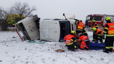 Hasiči od rána vyprošťují vozidla po celém Pardubickém kraji