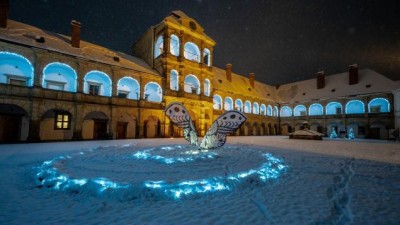 Už jen do Tř&iacute; kr&aacute;lů se můžete proj&iacute;t na z&aacute;meck&eacute;m n&aacute;dvoř&iacute; v&nbsp;Moravsk&eacute; Třebov&eacute; světelnou spir&aacute;lou