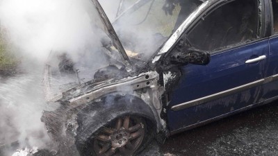 Dvojici lidí začalo hořet za jízdy auto, stihli utéct, ale auto už nezachránili