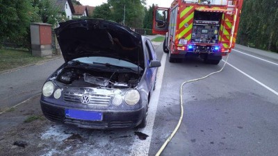 Auto značky Volkswagen se vzňalo, došlo k tomu na a silnici č. 35 v obci Ostřetín