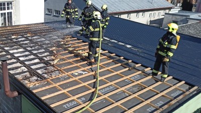 Ve stře&scaron;n&iacute;m prostoru gar&aacute;že v Brněnci začalo hořet