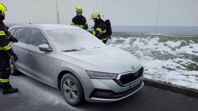 Muž odešel na nákup, mezitím mu začalo hořet auto