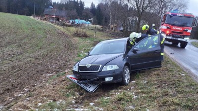 Řidička s malým dítětem v autě nezvládla řízení a napálila to do dopravní značky