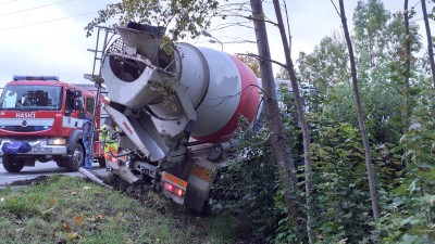 AKTUÁLNĚ: Automíchačka sjela ze silnice. Hasiči povolávají těžkou techniku