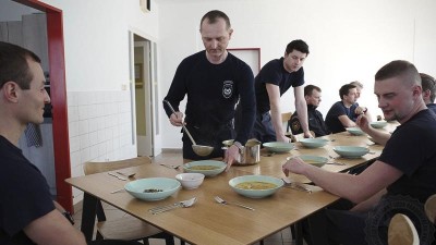 Pardubičtí hasiči se sešli k obědu na Velikonoční neděli. Jaké je jejich menu?