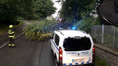 Bouřka na Pardubicku lámala stromy a déšť zatopil sklepy i parkoviště