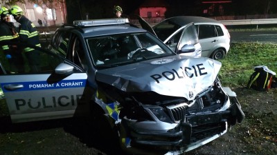 Ke srážce tří aut se zraněním došlo v Dlouhé Loučce. Jeden z havarovaných vozů byl policejní