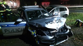 Ke srážce tří aut se zraněním došlo v Dlouhé Loučce. Jeden z havarovaných vozů byl policejní