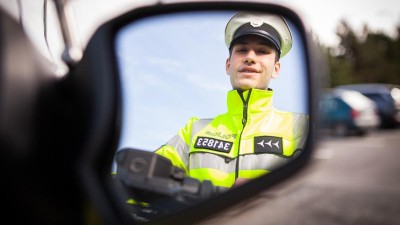 Pod vlivem usedl za volant, ale daleko nedojel. Pak vzal telefon a vytočil 158