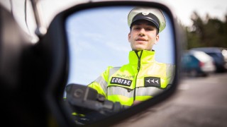 Pod vlivem usedl za volant, ale daleko nedojel. Pak vzal telefon a vytočil 158