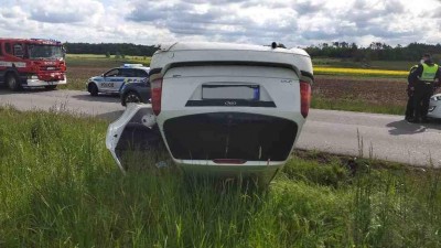 Osobní auto skončilo u Pardubic převrácené na střeše