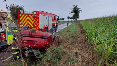 Auto skončilo na střeše na kraji pole u Leštiny, jedna osoba utrpěla zranění