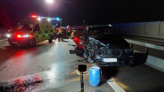 K vážné nehodě dvou aut došlo na dálnici u Dašic. Tři osoby utrpěly zranění, jednu z nich museli hasiči z vozu vyprošťovat