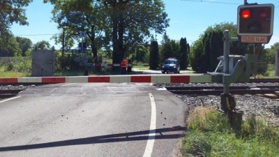Vlak s 240 cestujícími doslova rozmetal auto, se kterým vjela řidička na železniční přejezd